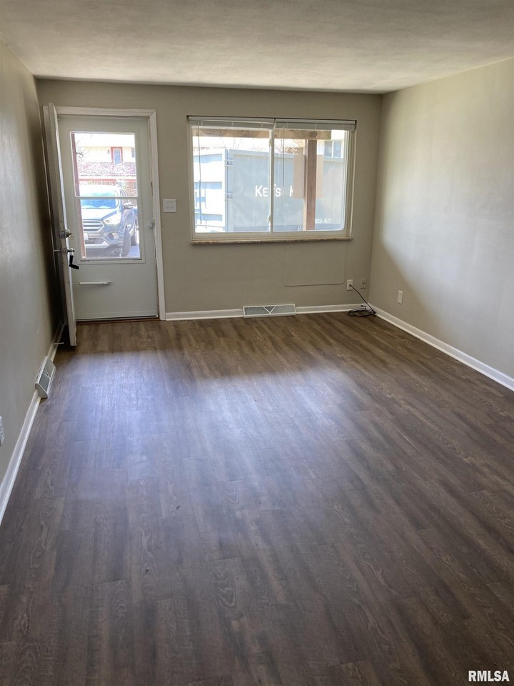 212 E Oak Cliff Ct #1 - Photo 2 of 17