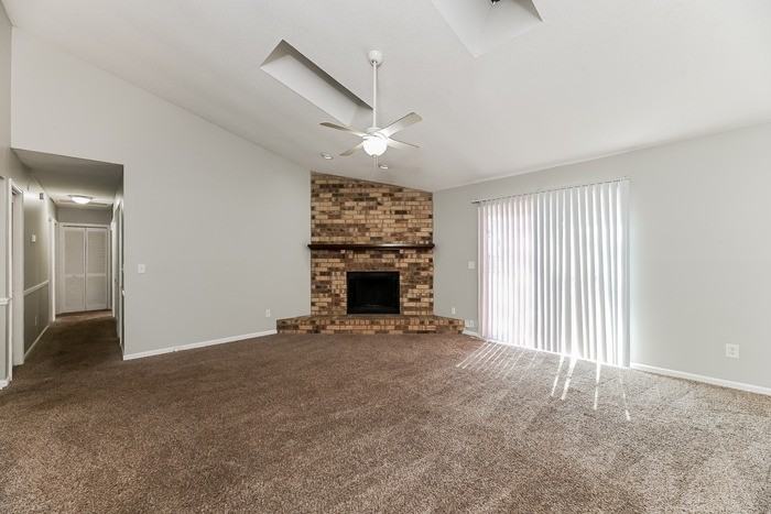 405 Crestwood Dr - Photo 3 of 10