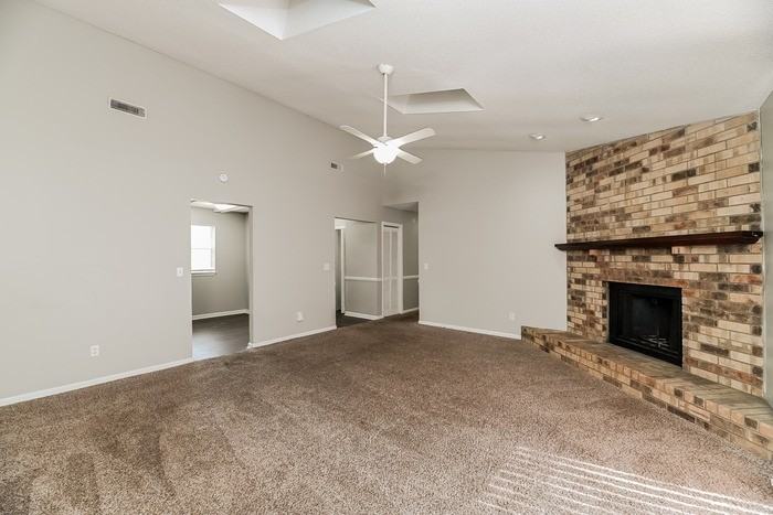 405 Crestwood Dr - Photo 4 of 10