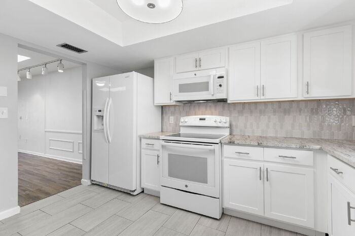 1657 S Lake Ave #1657 - Photo 4 of 32