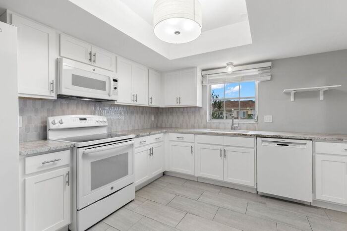 1657 S Lake Ave #1657 - Photo 5 of 32