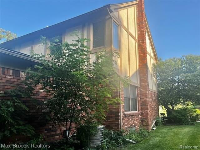 6330 Odessa Dr - Photo 3 of 32