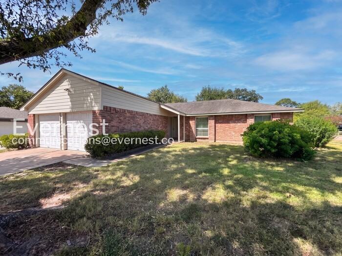 11215 Loyola Dr - Photo 2 of 27