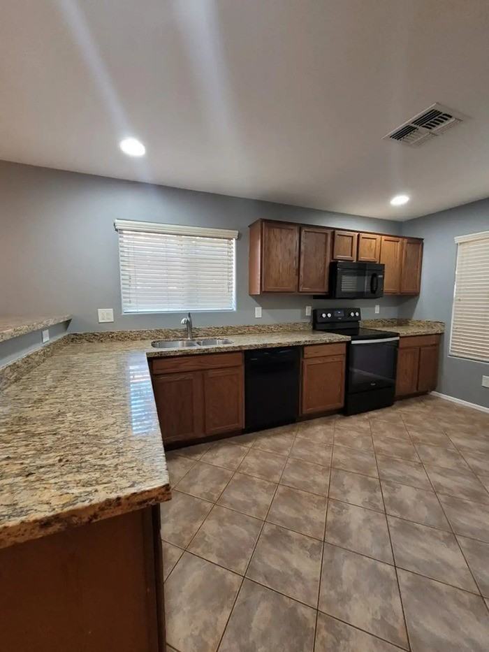15450 W Mercer Ln - Photo 6 of 11