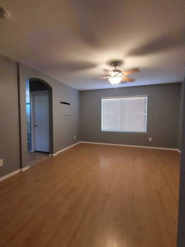 15450 W Mercer Ln - Photo 7 of 11
