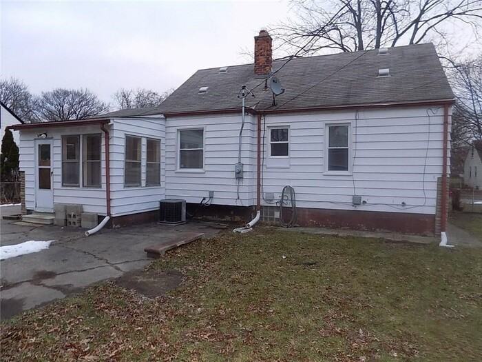 23705 Hill Ave - Photo 2 of 3