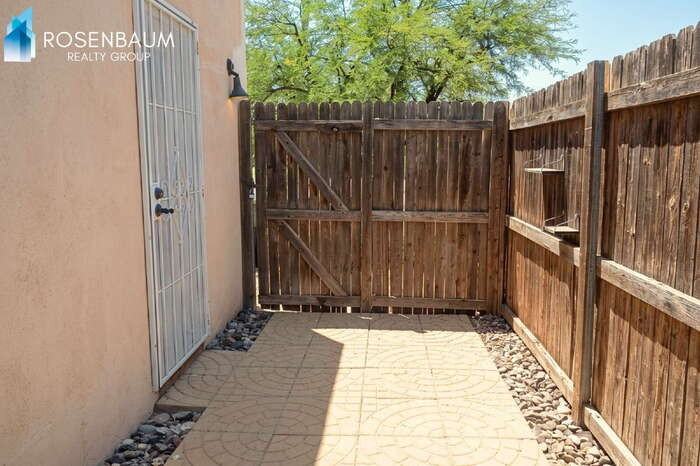 1143 E 12th St #1143 - Photo 4 of 8