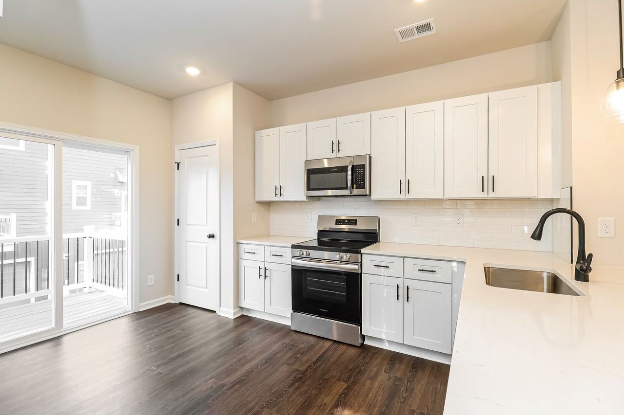 6041 King Richard Ct - Photo 4 of 14