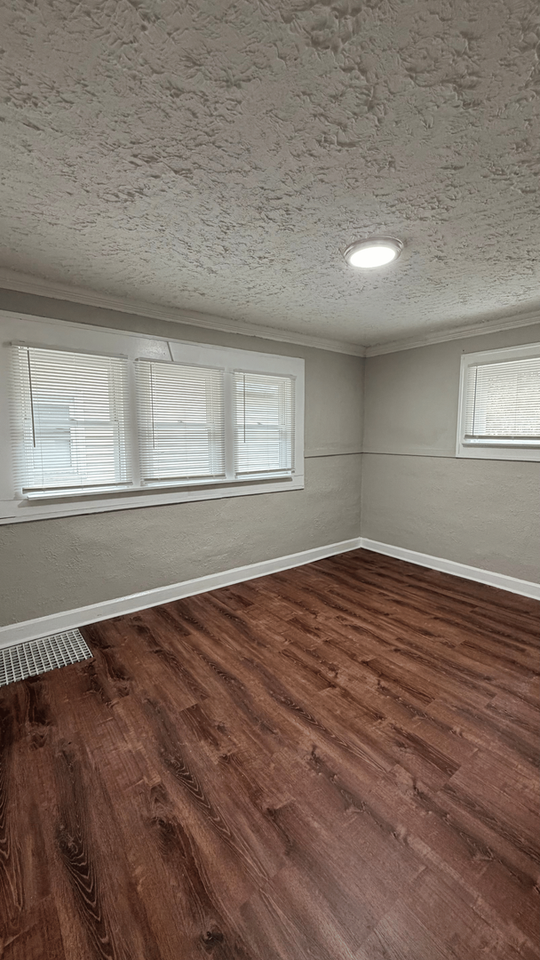 610 N Linwood Ave - Photo 3 of 12