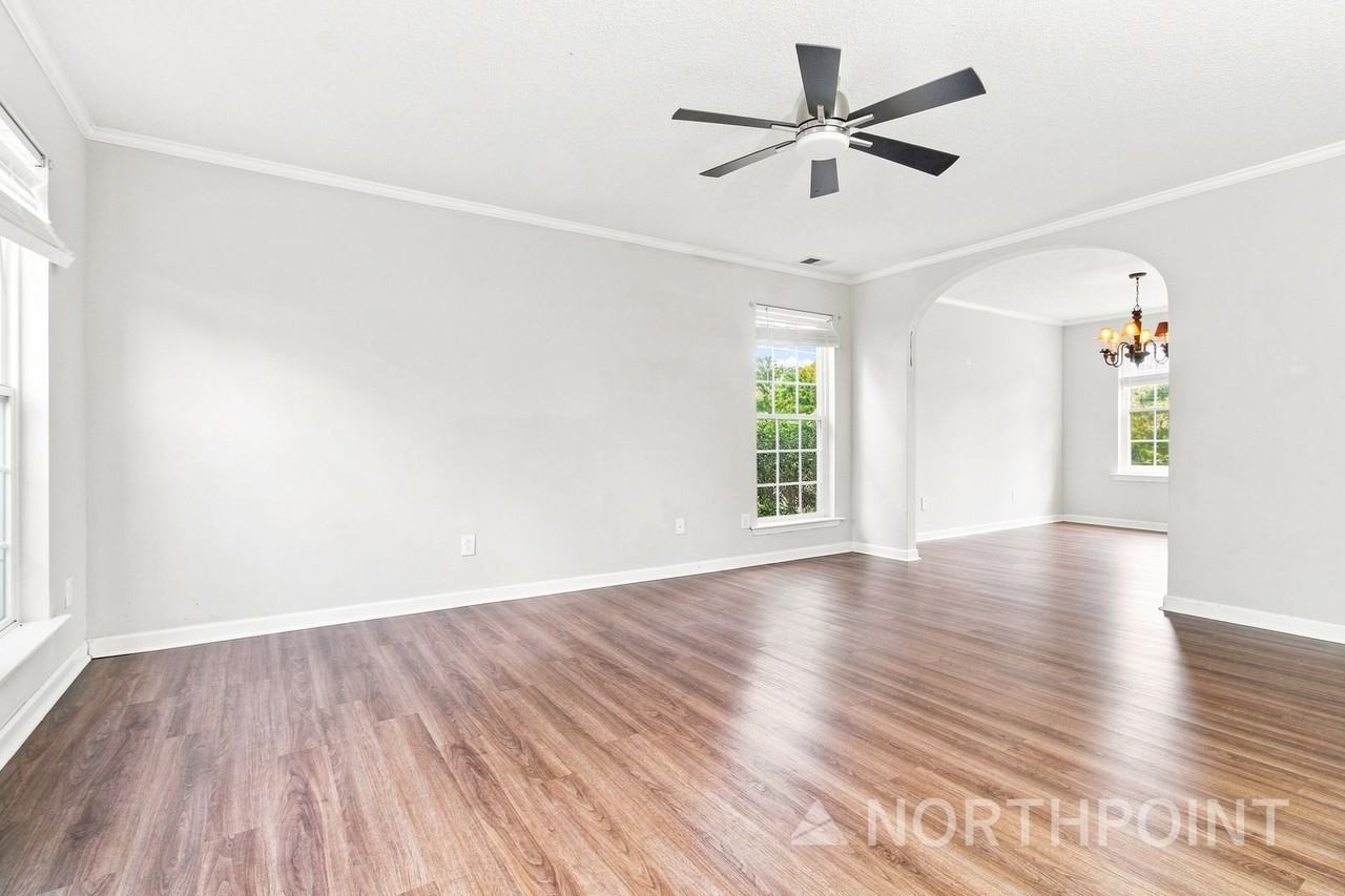 105 Riglaw Cir - Photo 2 of 10