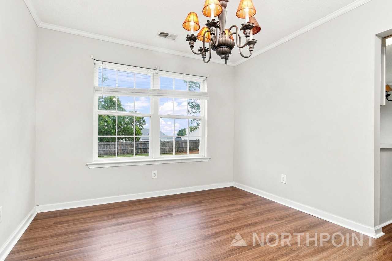 105 Riglaw Cir - Photo 3 of 10