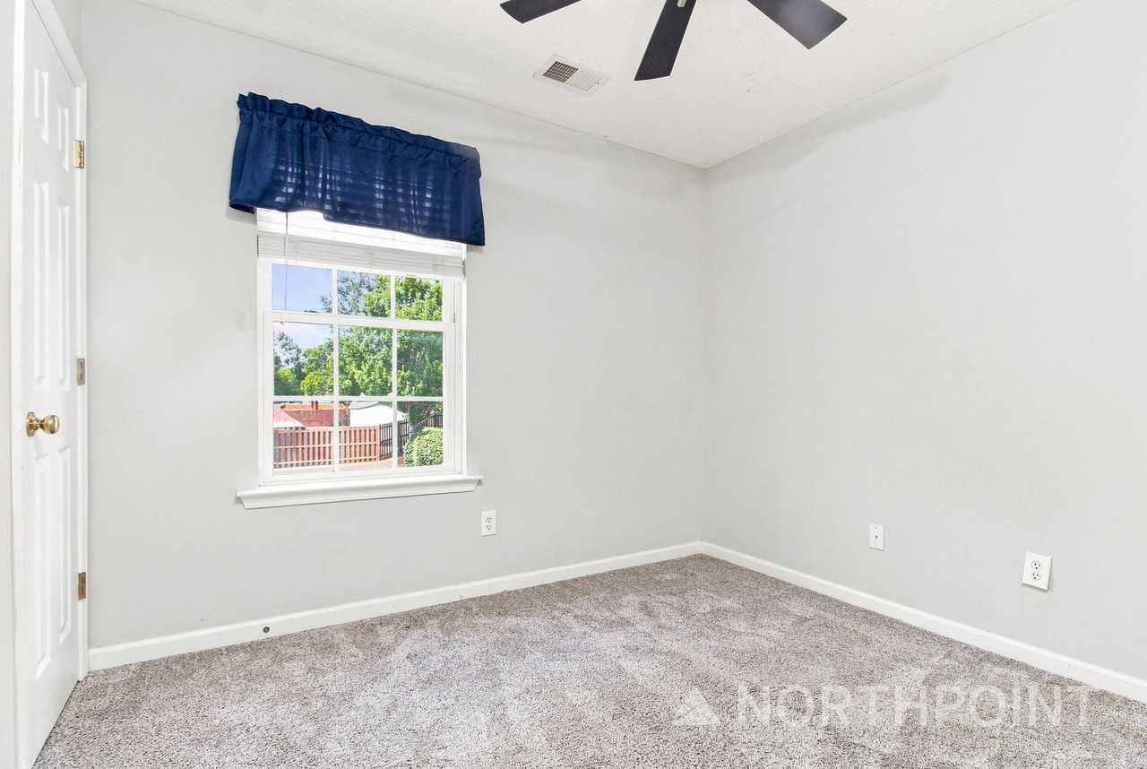105 Riglaw Cir - Photo 5 of 10
