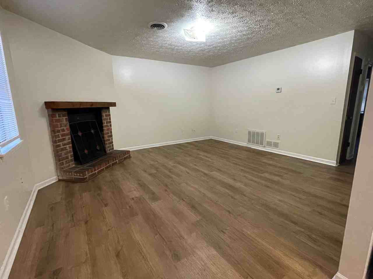 102 Redstone Dr - Photo 2 of 13