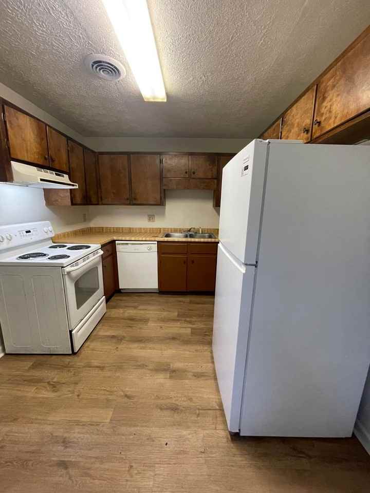 102 Redstone Dr - Photo 3 of 13