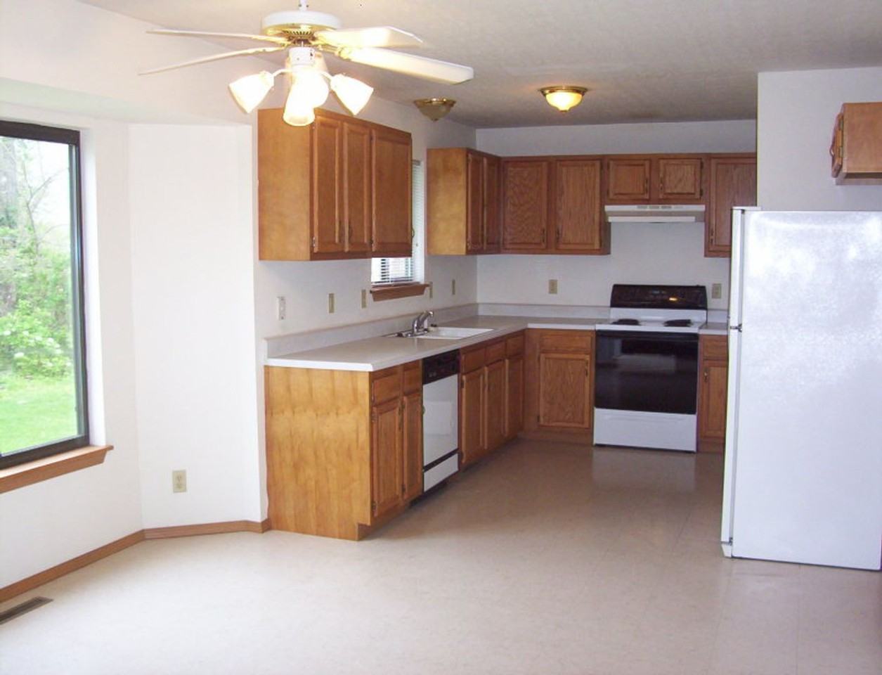 3094 S Overhill Ct - Photo 2 of 9