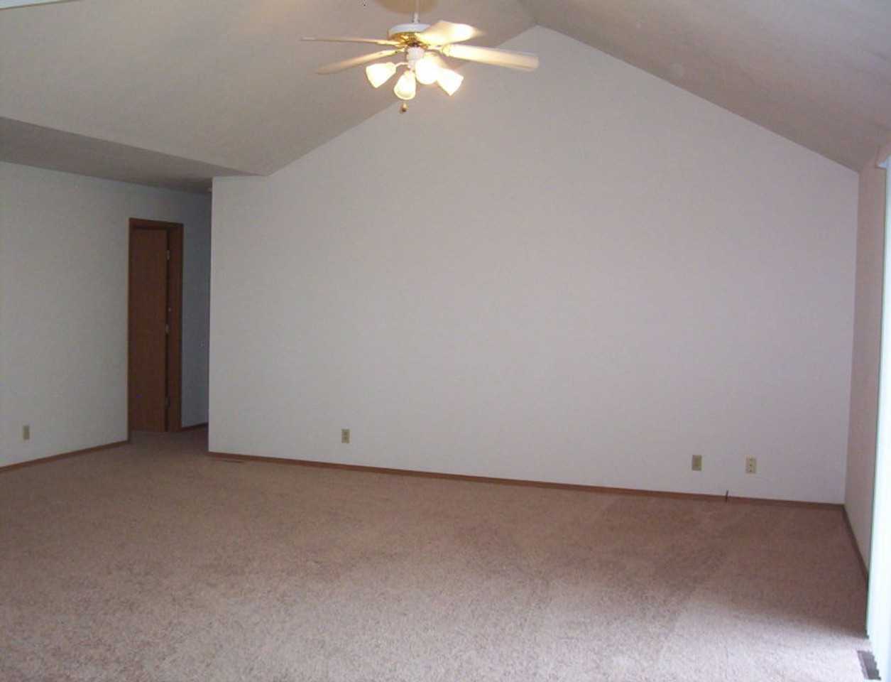 3094 S Overhill Ct - Photo 3 of 9