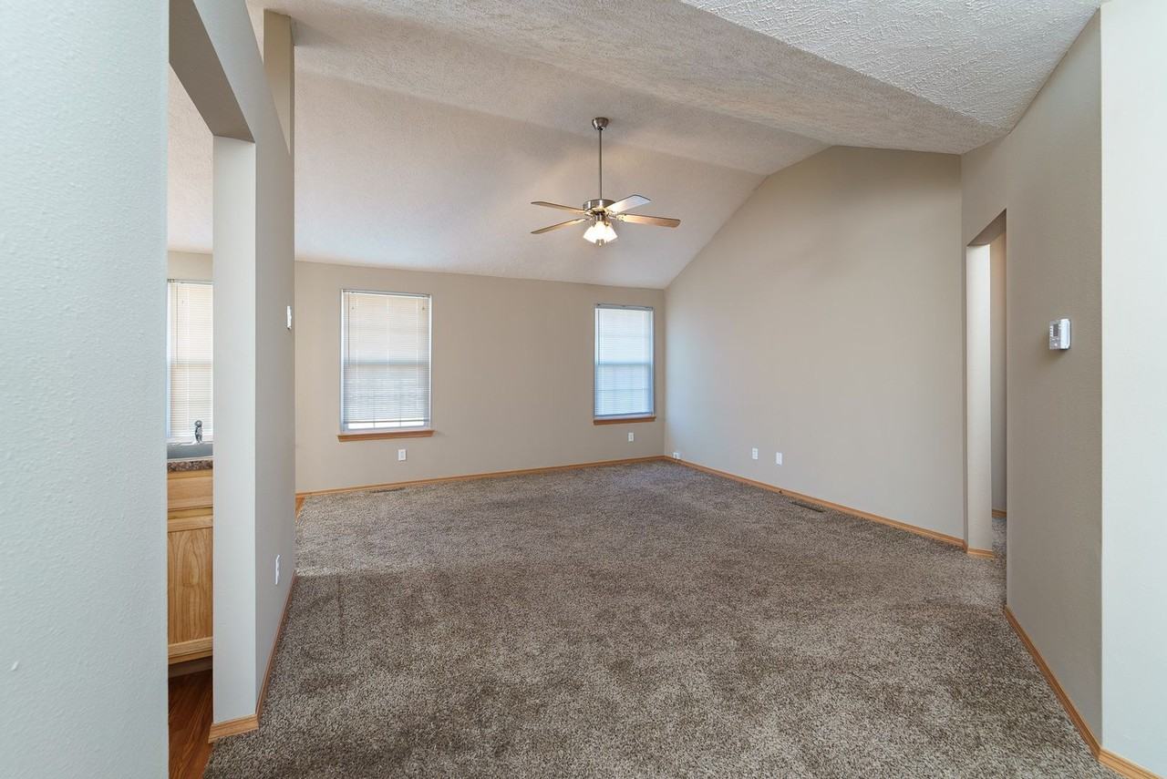 535 N Texas Ave - Photo 2 of 14