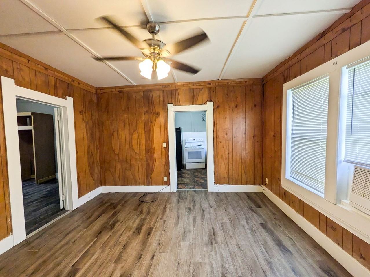1105 Ewing St - Photo 4 of 14