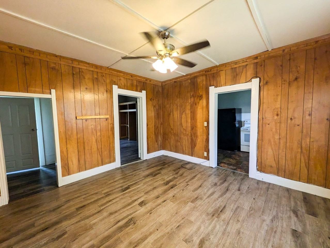 1105 Ewing St - Photo 5 of 14