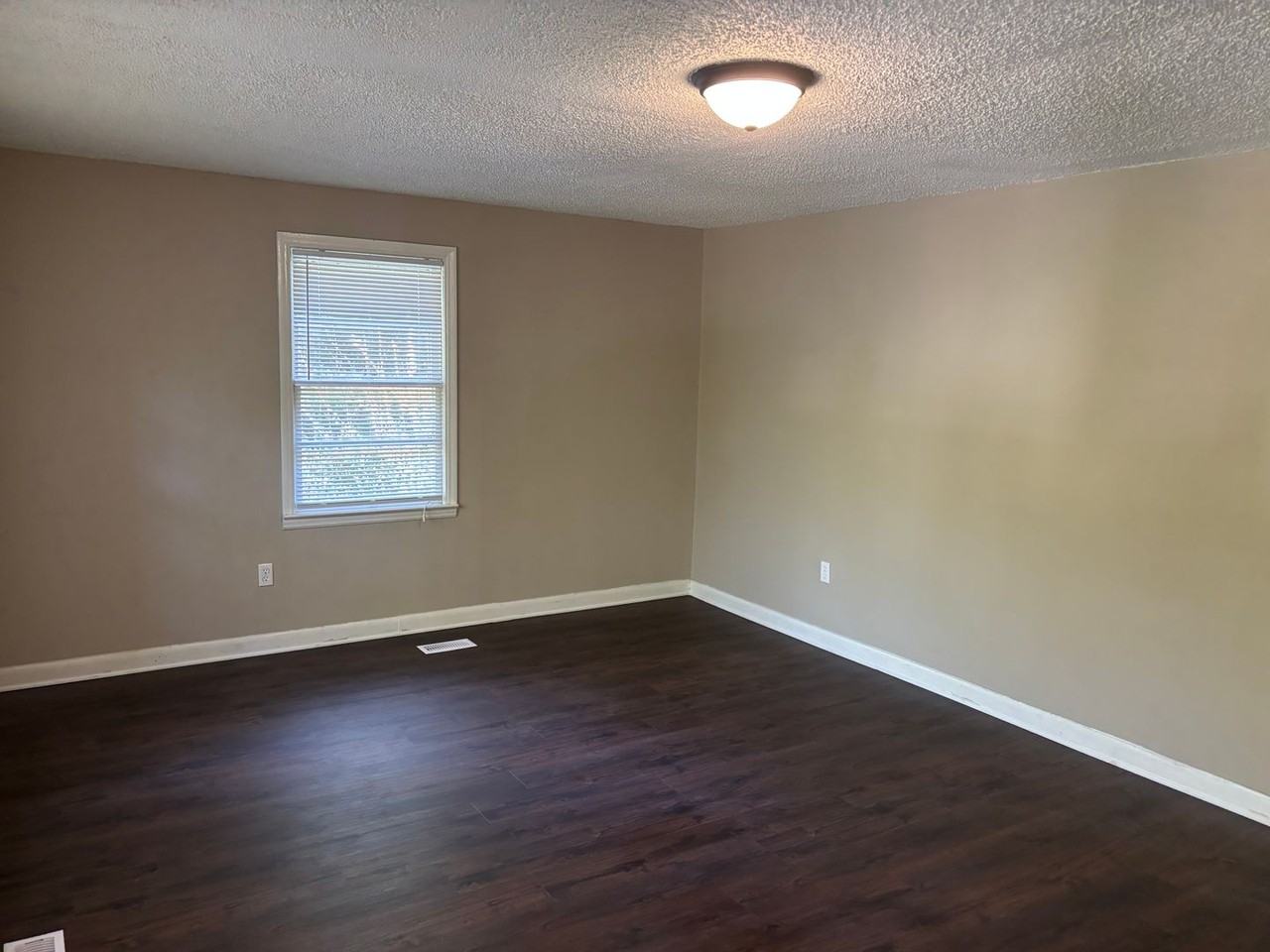 213 Caulder Cir - Photo 2 of 6