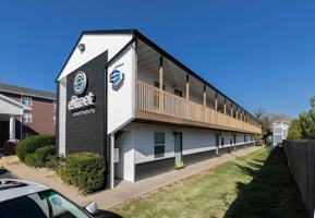 featured image of 1147 E Elm St