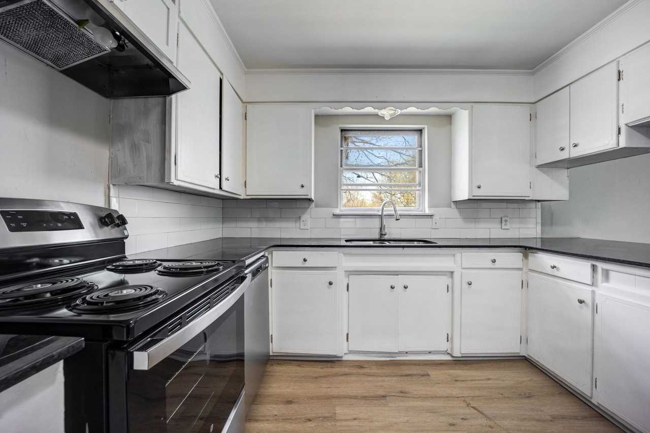 2901 Independence St - Photo 2 of 28