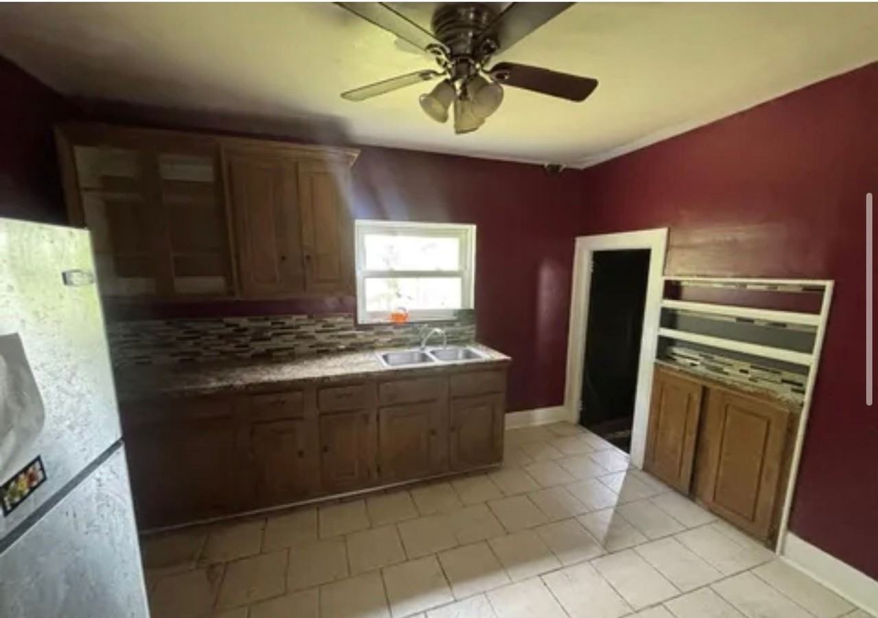 2020 Hawthorne St - Photo 5 of 11