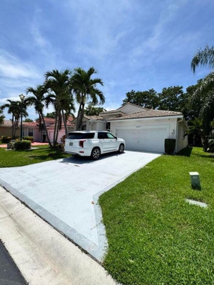 10895 Fillmore Dr - Photo 4 of 16