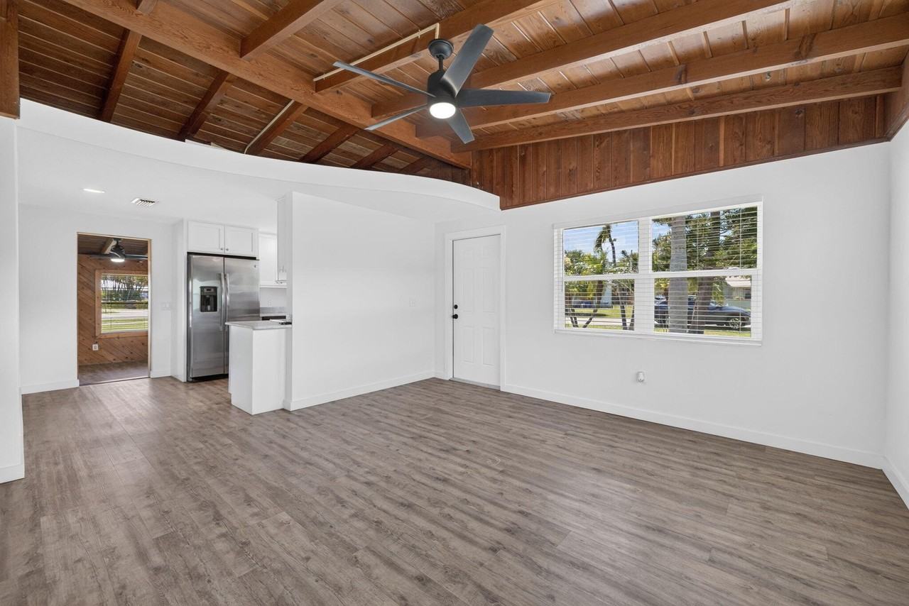 1817 Nw Azalea St - Photo 5 of 27