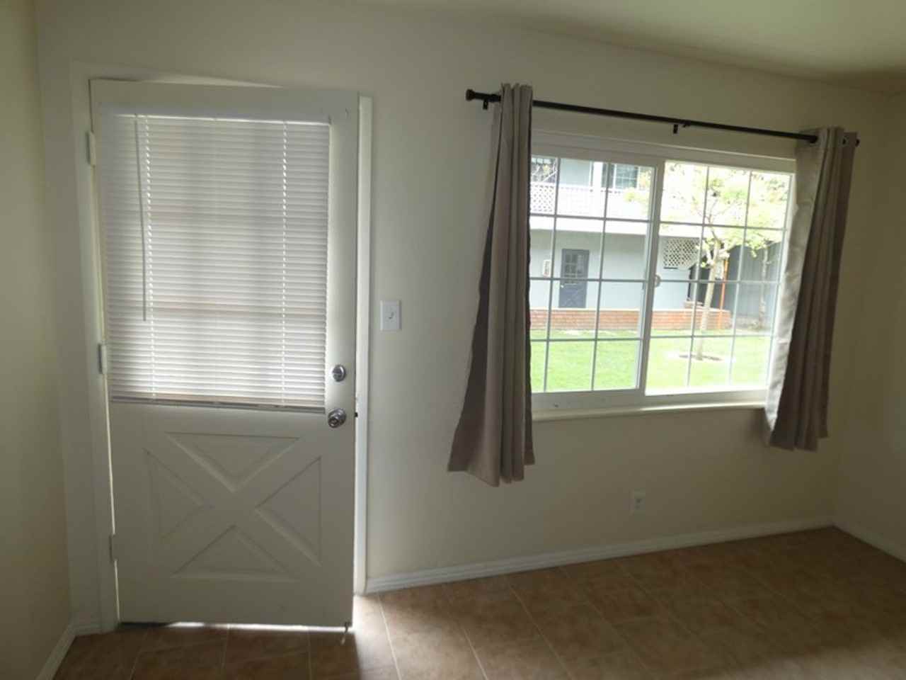 310 W Chapel St #B - Photo 3 of 7