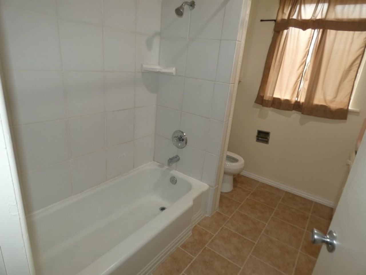 310 W Chapel St #B - Photo 6 of 7