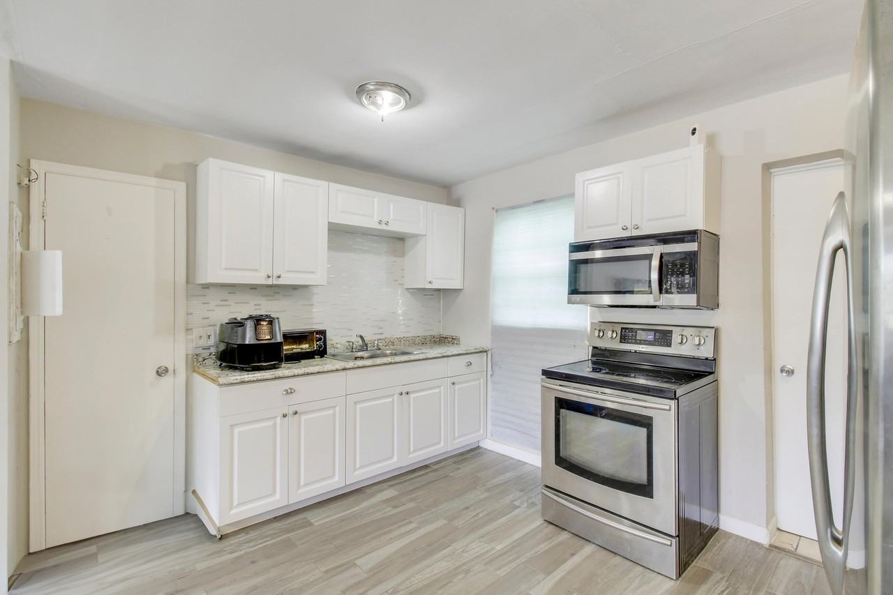 1325 W 32nd St - Photo 3 of 8