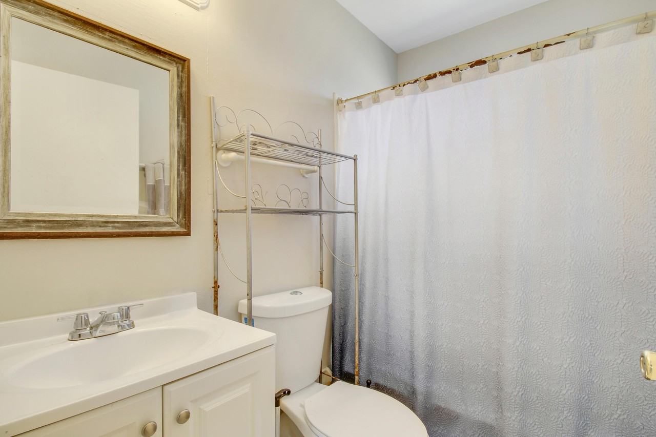 1325 W 32nd St - Photo 4 of 8