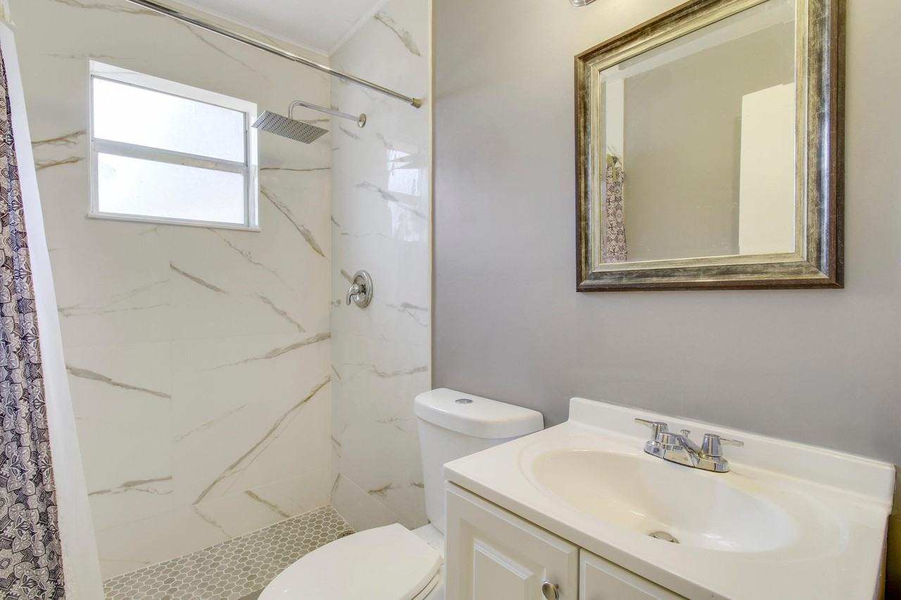 1325 W 32nd St - Photo 5 of 8