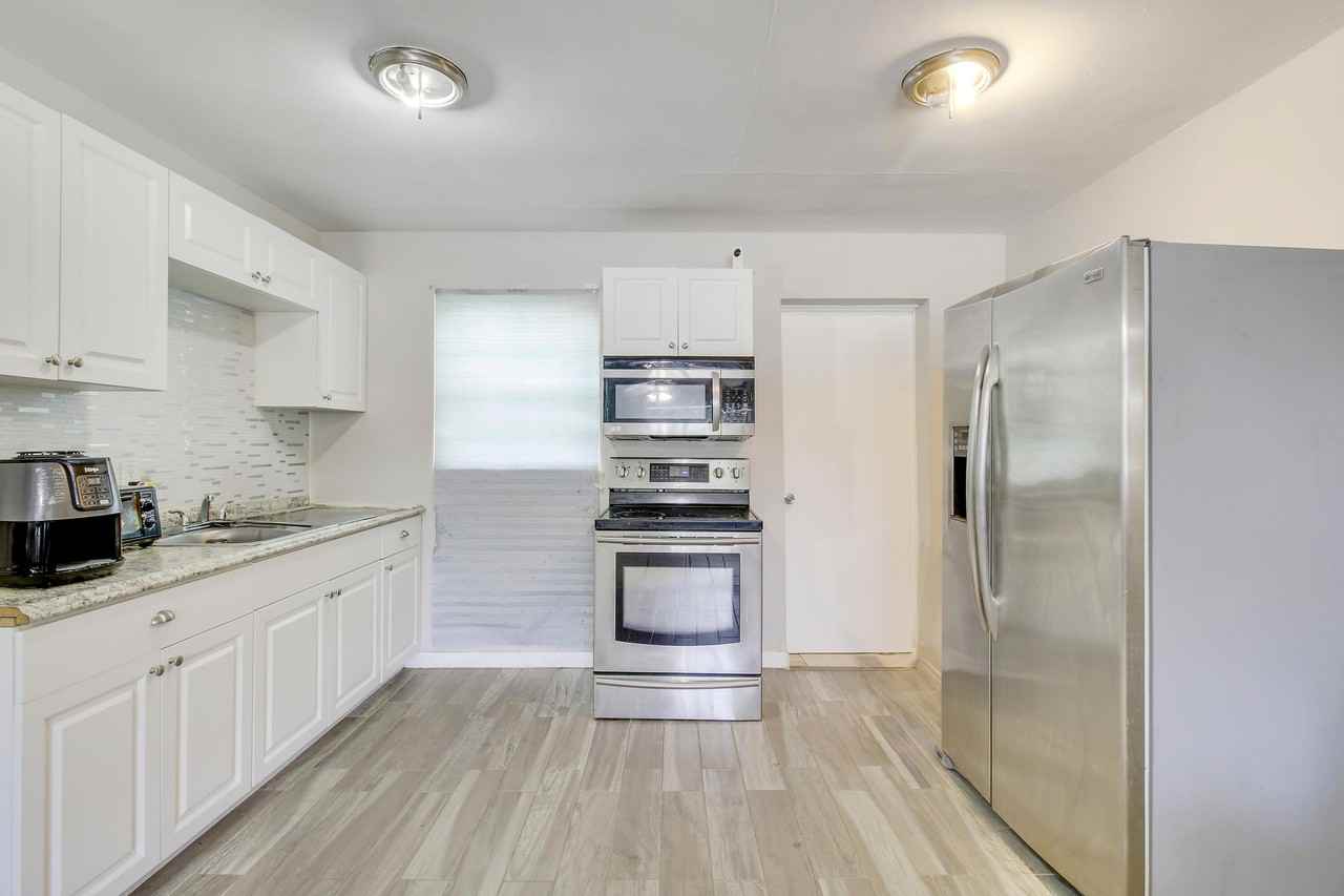 1325 W 32nd St - Photo 6 of 8