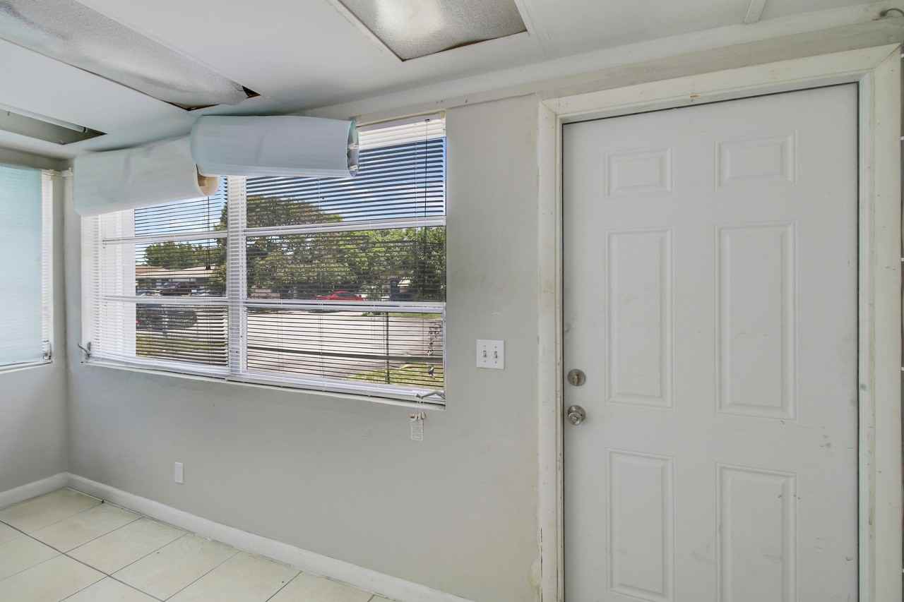 1325 W 32nd St - Photo 7 of 8