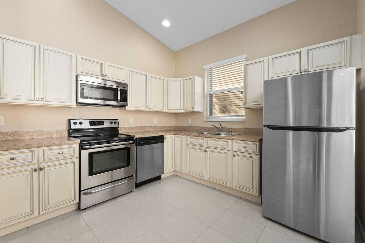 5627 Sunberry Cir - Photo 7 of 35