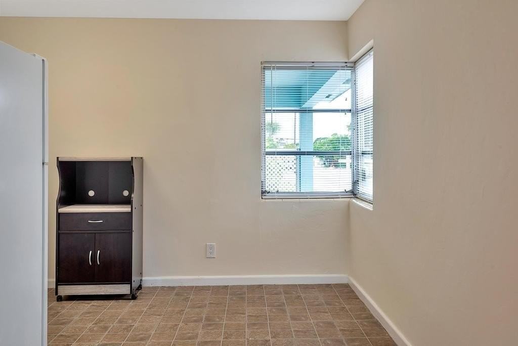 711 11th Ave N - Photo 7 of 24