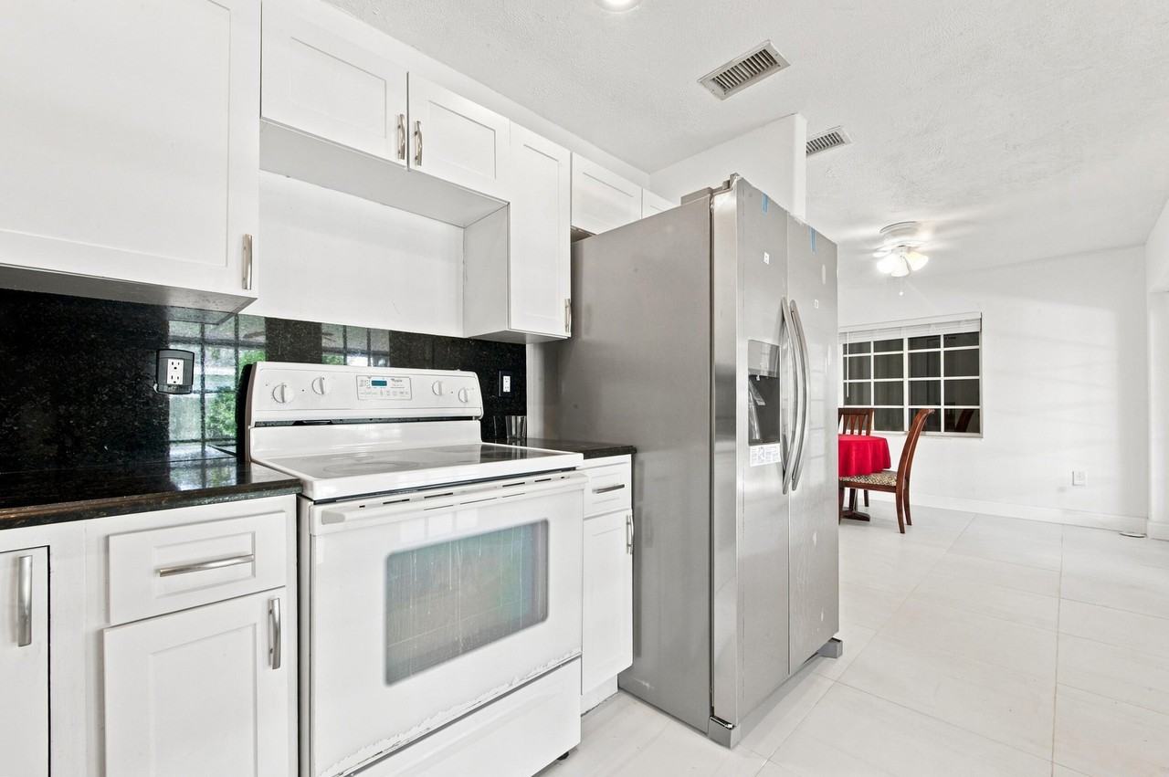 10275 Sw 152nd St - Photo 3 of 34