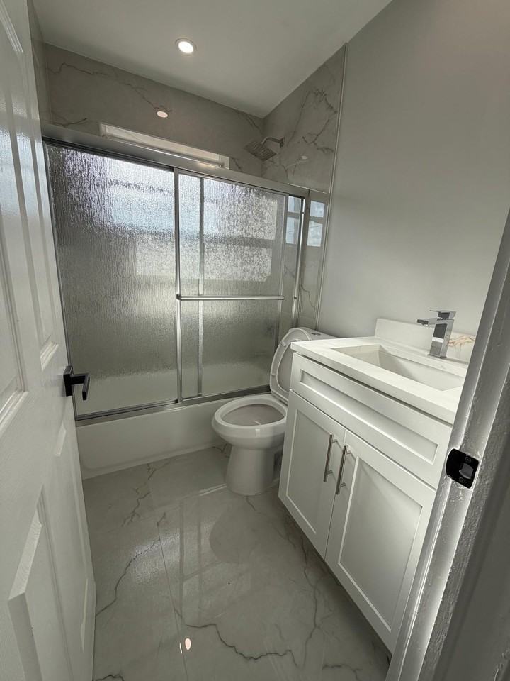 920 Ne 50th St - Photo 3 of 13
