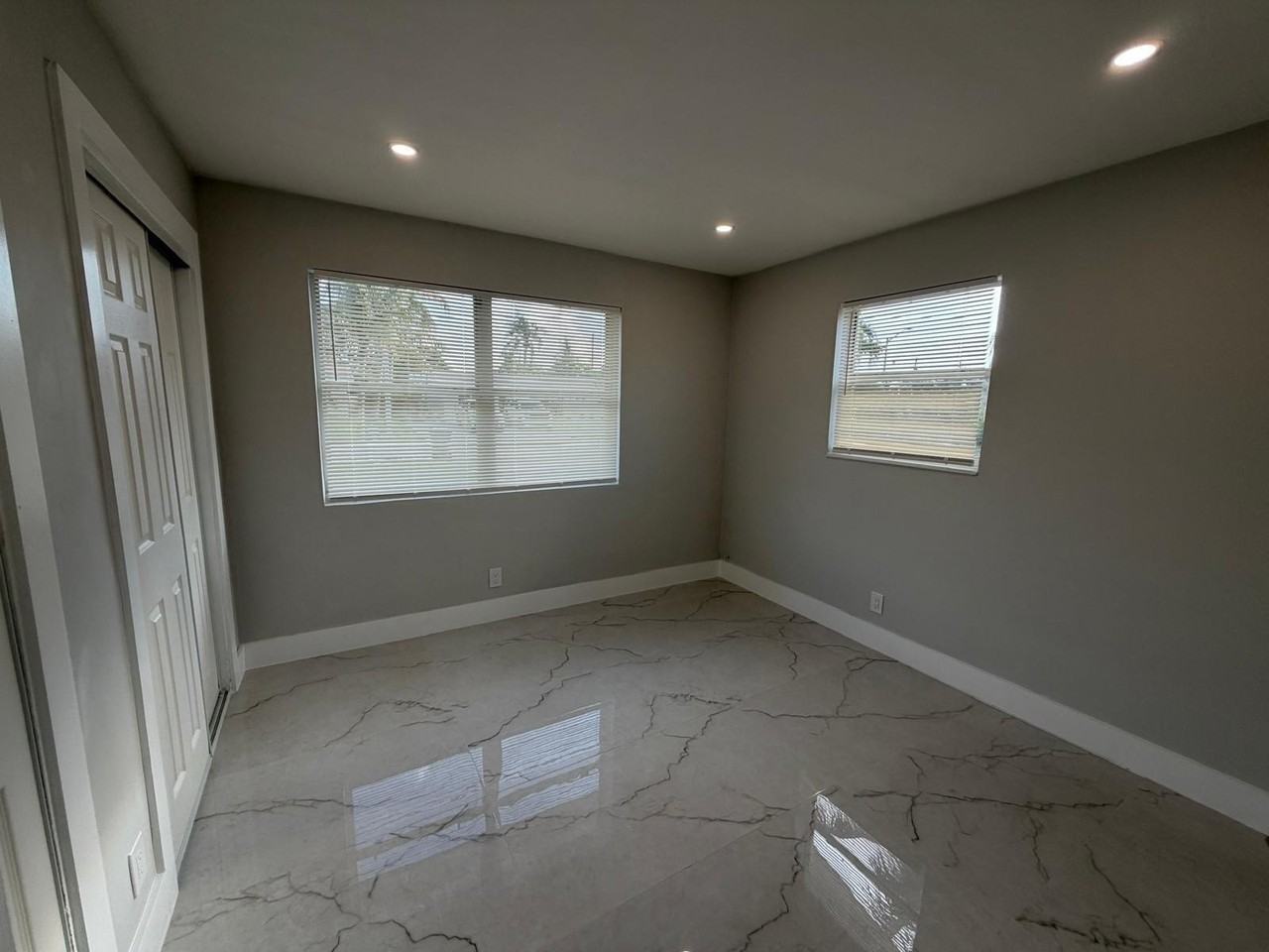 920 Ne 50th St - Photo 4 of 13