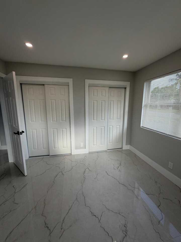 920 Ne 50th St - Photo 5 of 13