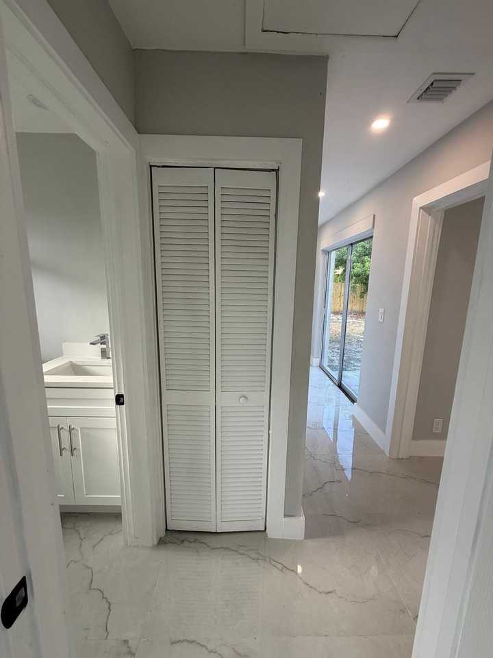 920 Ne 50th St - Photo 6 of 13