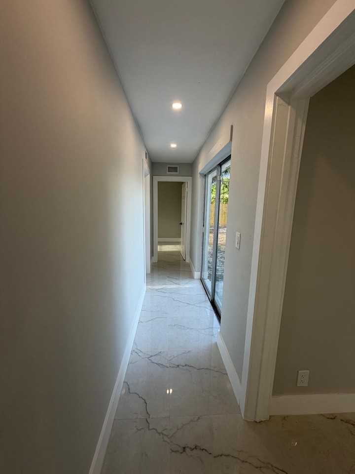 920 Ne 50th St - Photo 7 of 13