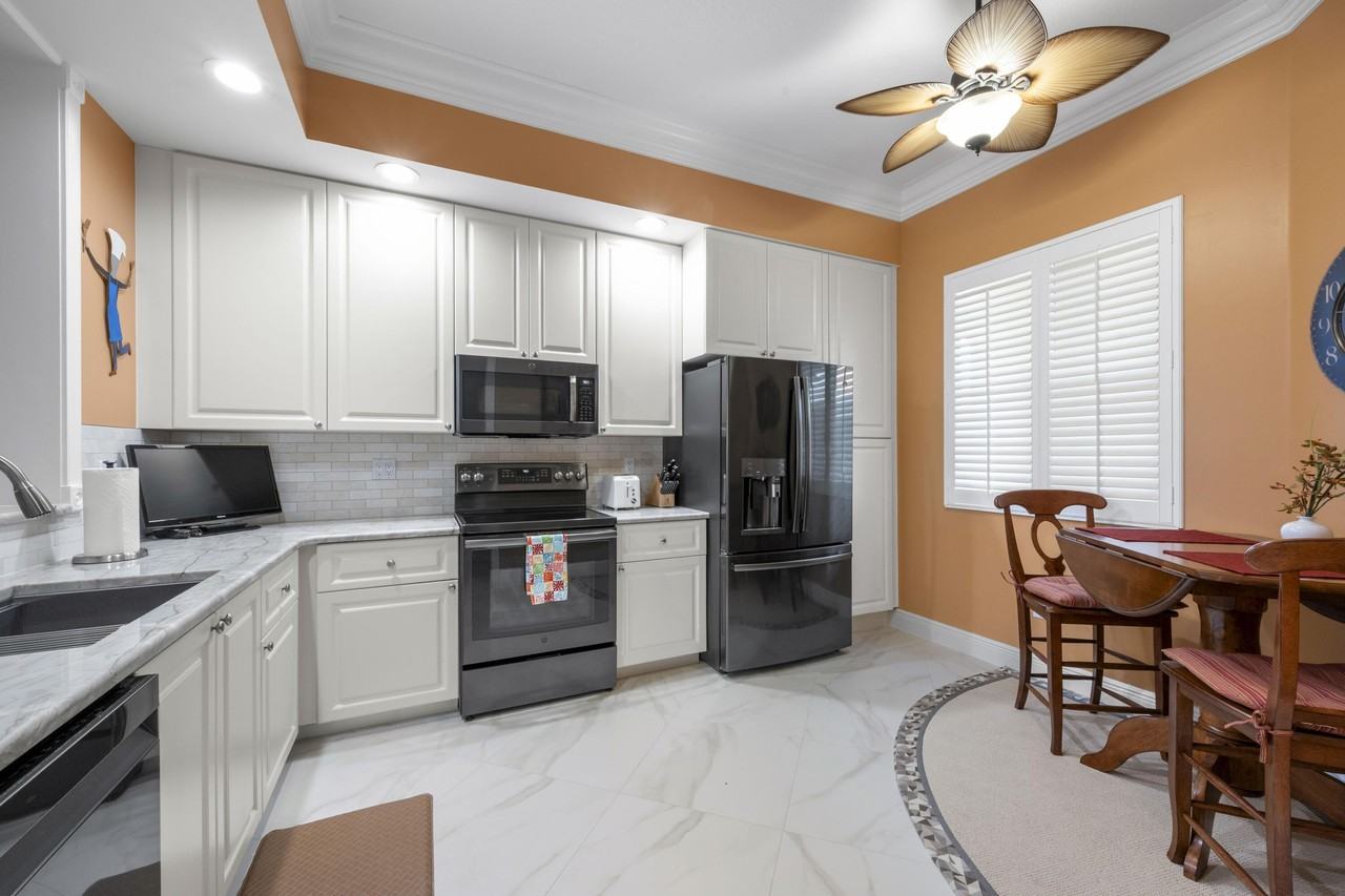 8 Harbour Isle Dr E #PH05 - Photo 3 of 33