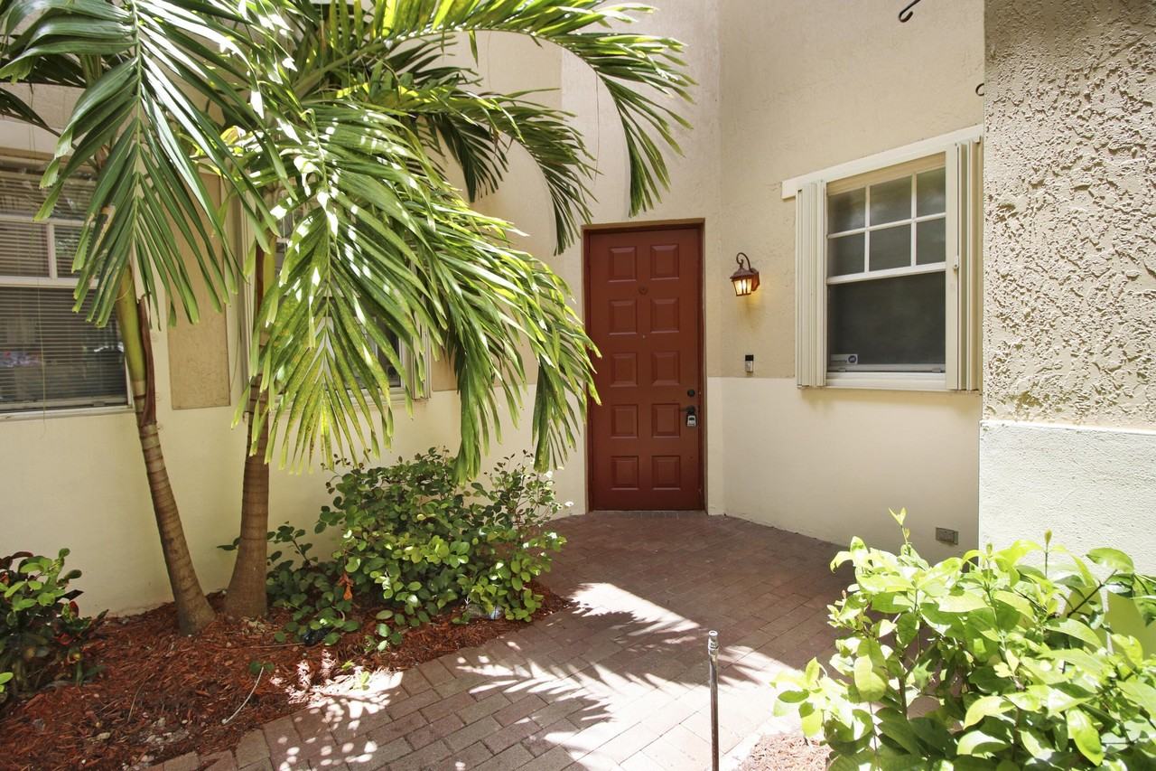 5794 Nw 119th Ter - Photo 4 of 48