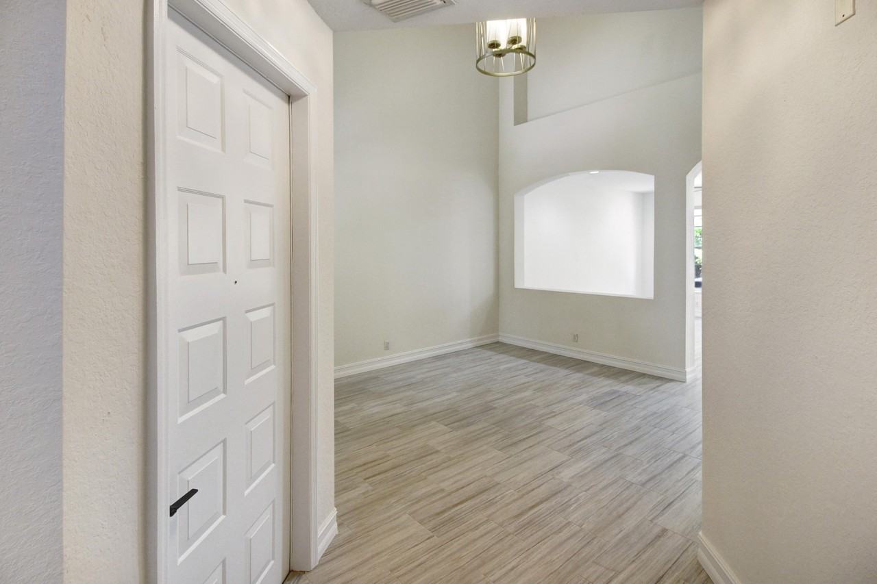 5794 Nw 119th Ter - Photo 5 of 48