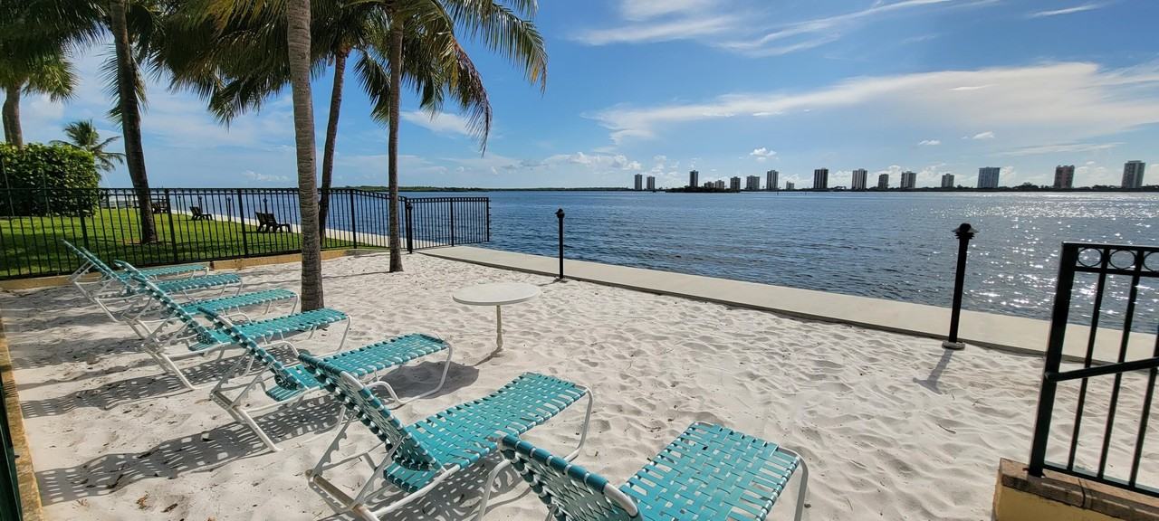 1125 Lake Shore Dr #202