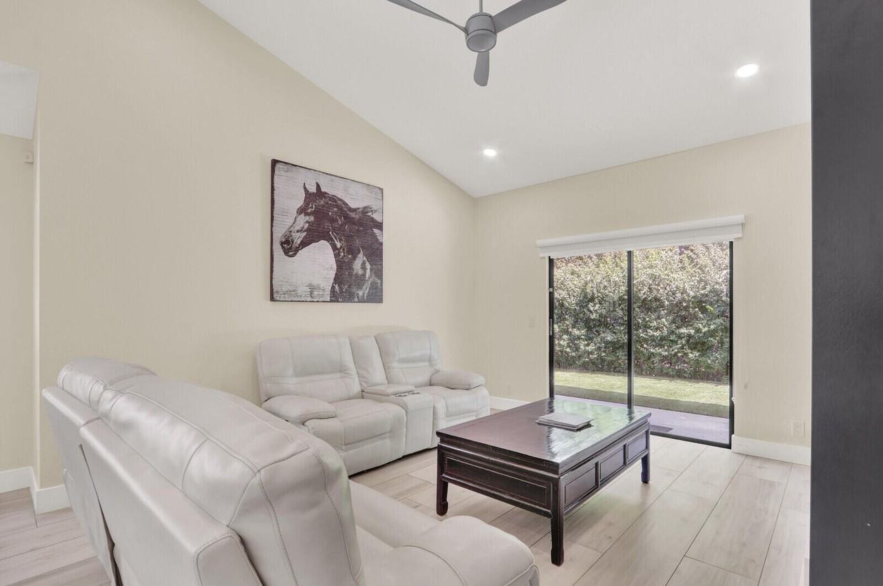 13483 Fountain View Blvd - Photo 5 of 42
