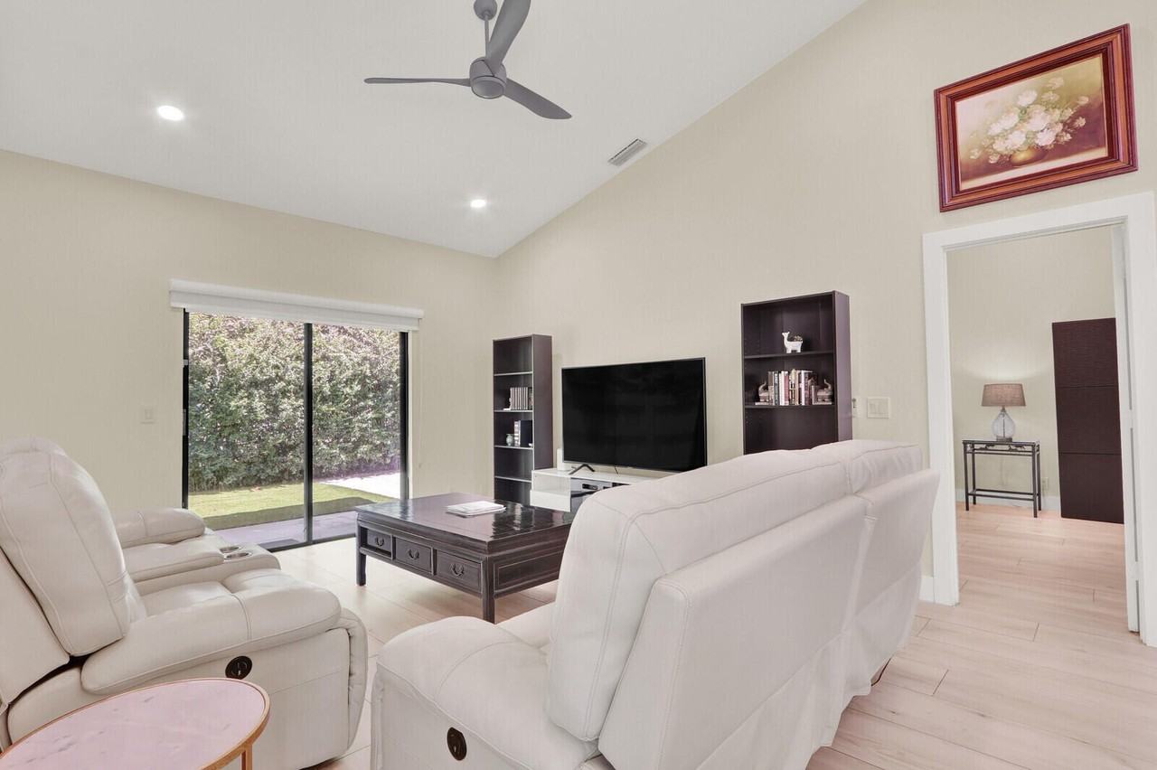13483 Fountain View Blvd - Photo 6 of 42